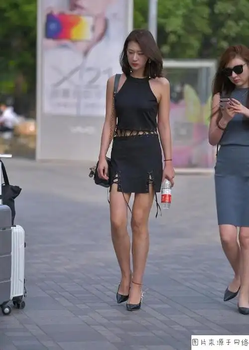 皮肤黑的女生怎么穿衣服好看?