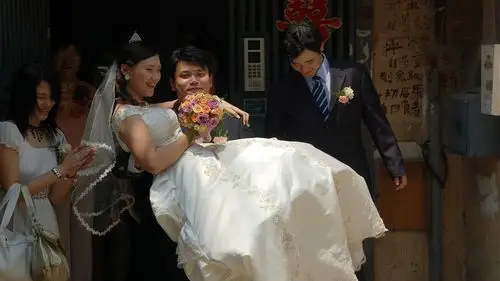 之前老公一直说不肯抱我,因为我太重了～～  真的到了结婚当天