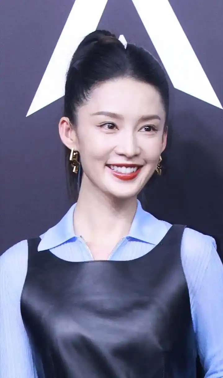 李沁这个妆造看着好像老了十老岁似的,还是觉得以前的她更好看些,水灵