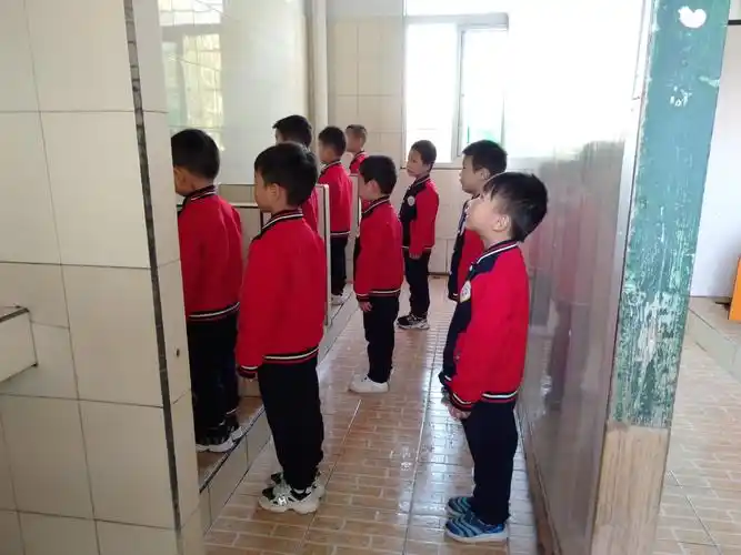 如厕排队,知道礼让他人,不推不挤,耐心等待