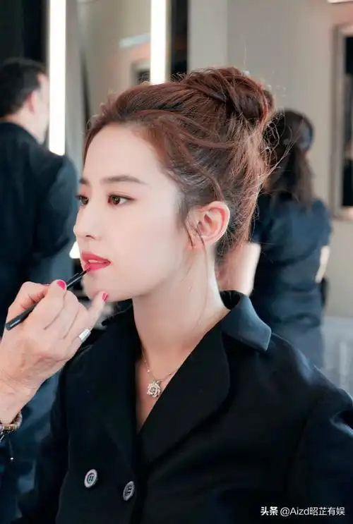 神仙姐姐真的好美啊,光看脸就会很治愈了,好爱刘亦菲的颜啊