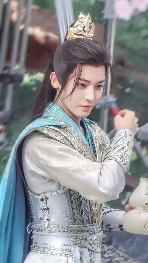 侯明昊脸和身材各自精彩