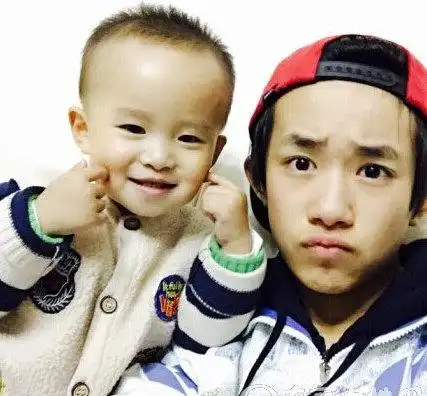 听说易烊千玺家庭背景很不错,又听说易烊千玺其实住的地方不是很好.