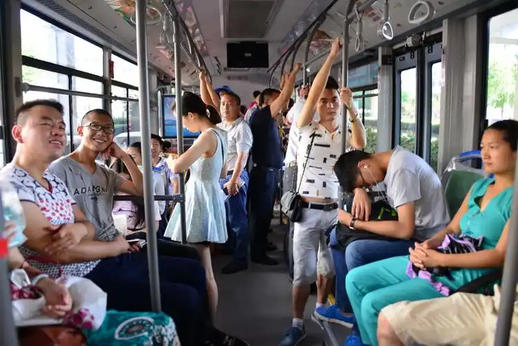 合肥市阜阳北路公交专用道及路中10座岛式站台顺利启用