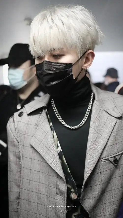 蔡徐坤新发色太帅了!银白发色十分抓眼,像从漫画里走出来的人物