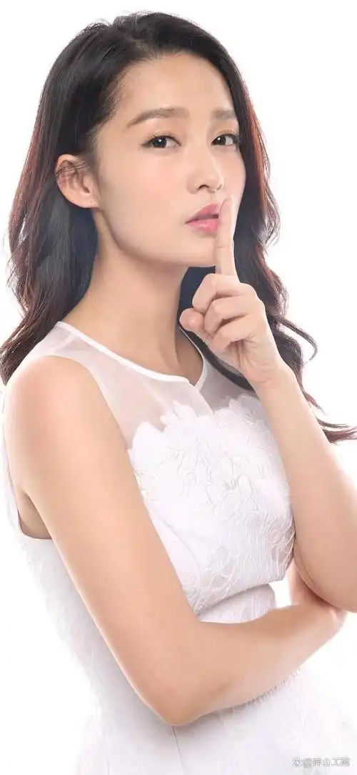 李沁的性感美丽与内在价值并存,正是这样一位美丽与善良并重的女演员