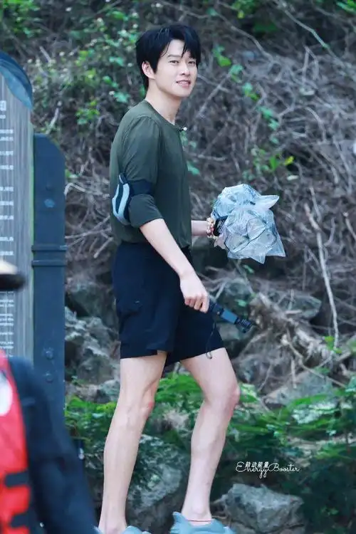 魏大勋的路透真的让人眼前一亮了,这大长腿也太优越了,这脚裸和红绳真