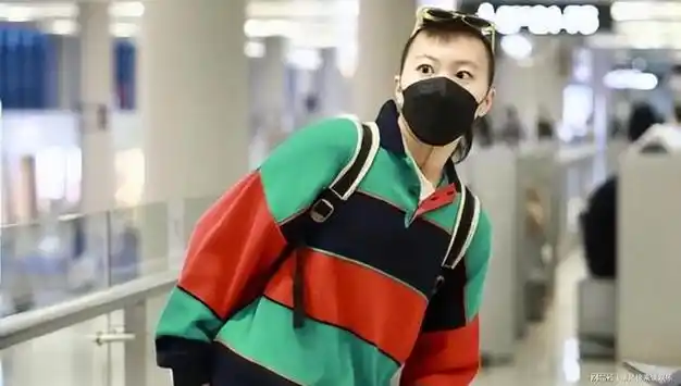 窦靖童把王菲愁死了26岁剪狼尾发型像三毛穿红绿撞色衣太扎眼