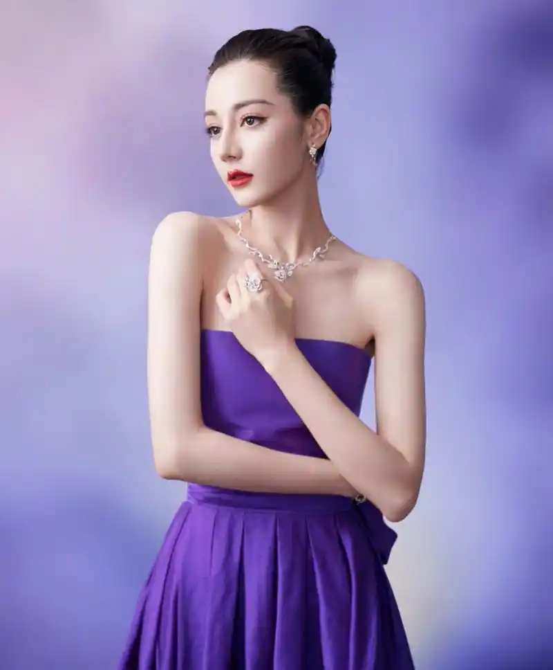 迪丽热巴# 一袭紫色抹胸开叉裙,丰满傲人的事业线,前凸后翘,窈窕旅铑