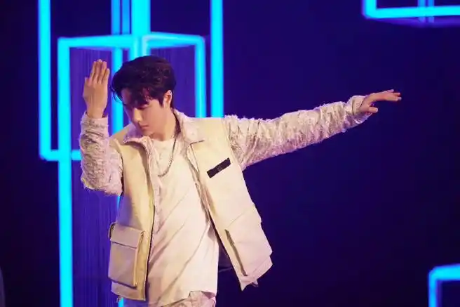 #王一博河南春晚舞台照#