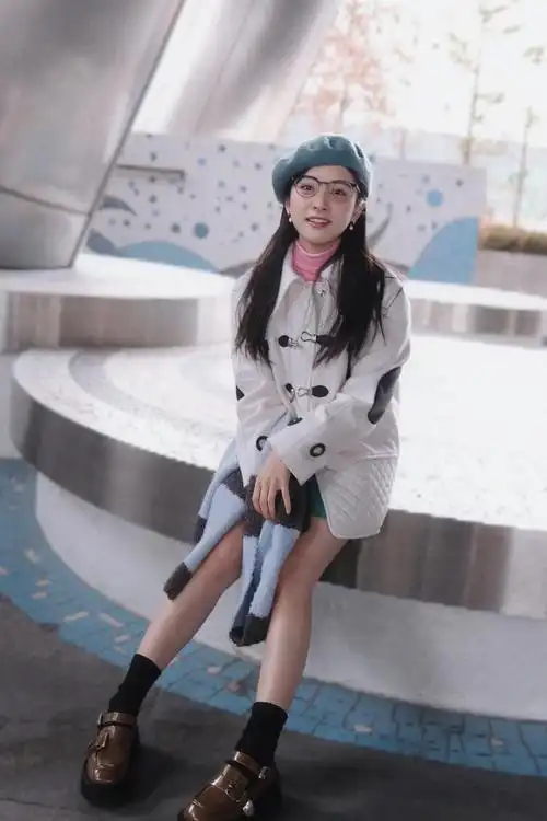 沈月湖蓝色贝雷帽搭配眼镜的立春穿搭来啦