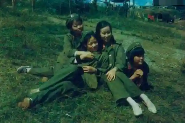 边境反击战第9天,我军攻破越军阵地,女兵营帐场景让人泣不成声-军事频