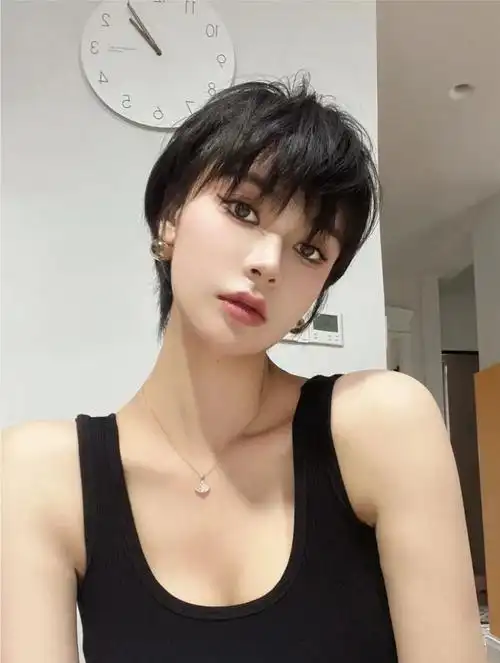 女人到了30岁左右,一般都喜欢把长发换成超短发,这种层次短发就是特别