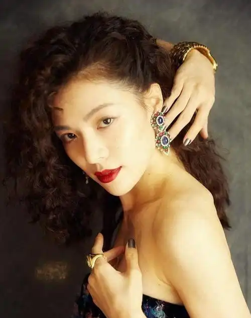 从芳华到热剧中武媚娘!美女钟楚曦不仅光靠性感火辣_表演_舞蹈_人生