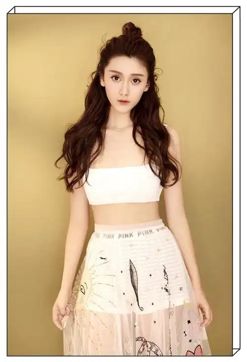 《巴啦啦小魔仙》中的贝贝王子璇,长大以后也太美了!裹胸超惊艳