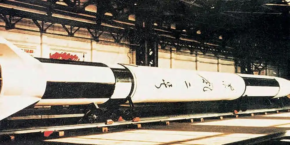 东风二号导弹首次试射失败落点距发射台仅680米炸出30米大坑