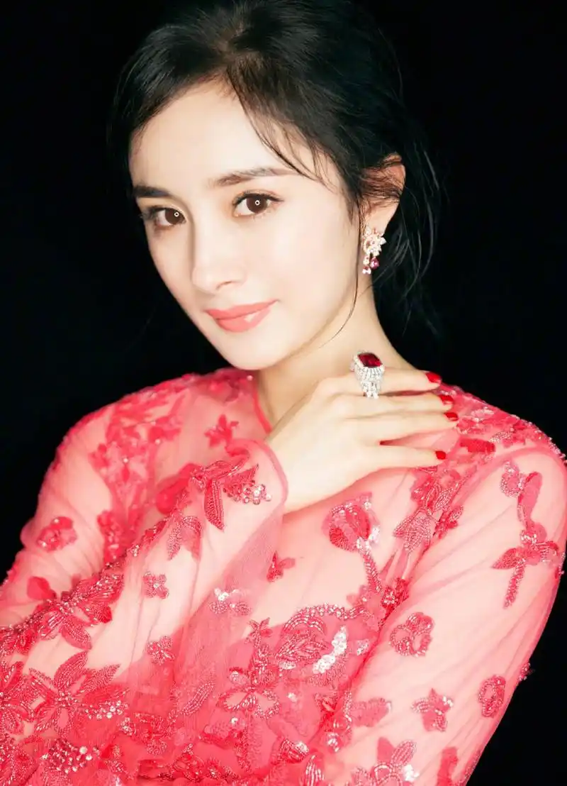 杨幂的粉色诱惑 杨幂的粉色穿搭总能将粉色演绎得恰到好处,散发出一种