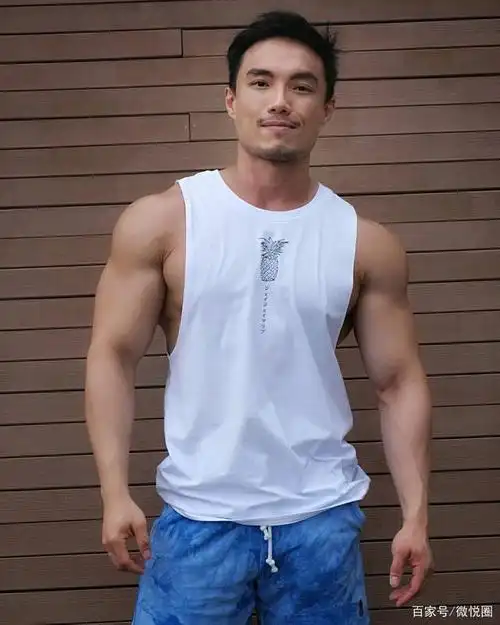 壮壮的阳刚肌肉男,除了举铁,撸铁之外,也是一枚"吃货"