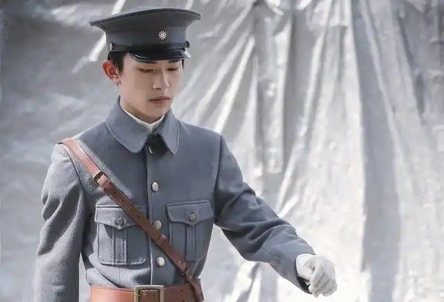 易烊千玺热血同行军装造型一反软萌形象,又飒又帅谁能顶得住?