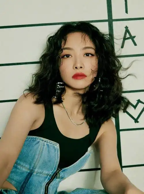 宋茜的身材真绝了露腰连体裤搭羊毛卷发时尚表现力十足