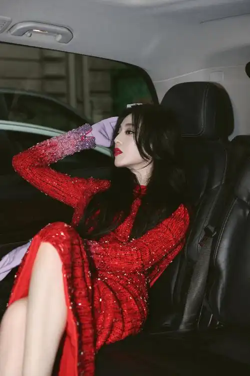 图丨演员@范冰冰以一袭georges hobeika 2024春夏高级定制亮片连身裙