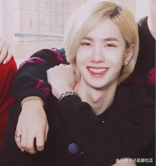 王一博出生于1997年,是河南洛阳人,从小时候的照片来看,家庭是比较