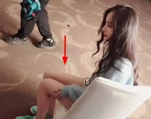 杨幂片场拍摄再现麻花腿看清坐姿我酸了确定生过孩子