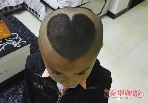 儿童发型 >> 小孩头发做刻痕发型剃心形是基础 能剃好男童桃心发型的