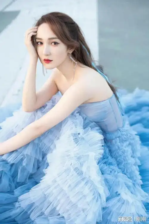 蓝色仙女裙靳梦佳