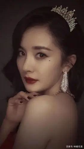 杨幂近颜特写,无畏镜头的漂亮脸蛋,忍不住想亲亲亲