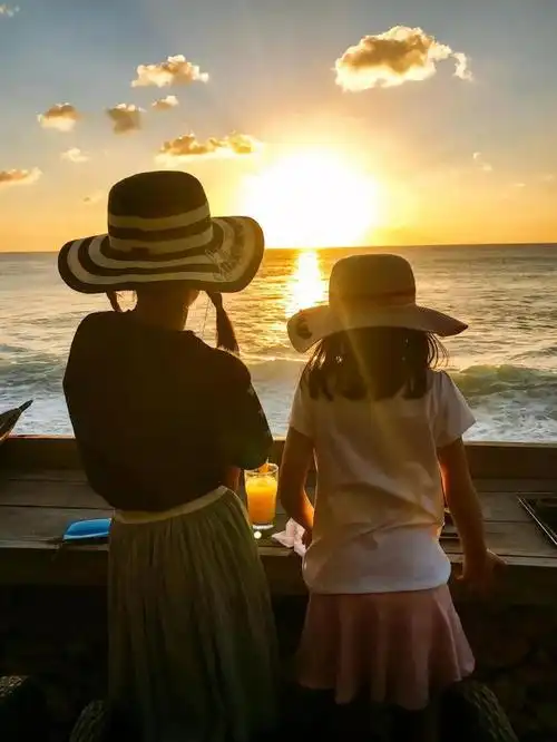 一家四口在海边看日落,画面温馨唯美,感觉超幸福,关键是一家人还都是