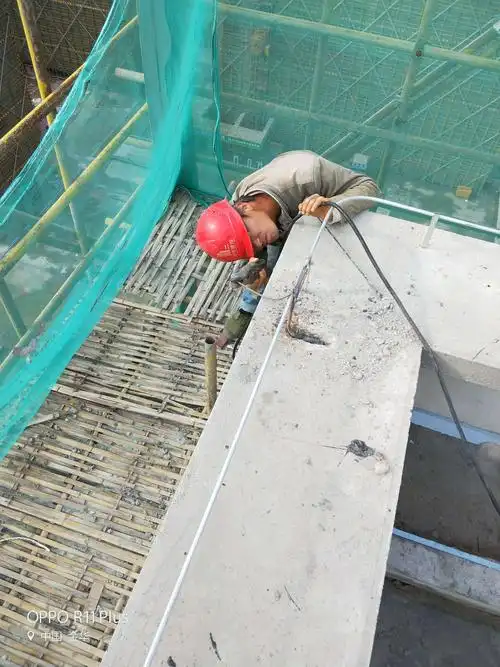 悦江阁   10#楼屋顶防雷网焊接