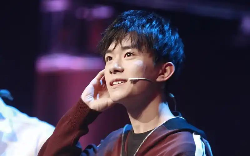 易烊千玺帅高清气图片桌面电脑壁纸