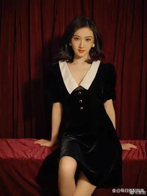 景甜真是行走的时尚穿黑色丝绒裙优雅大方身上有名媛的气质
