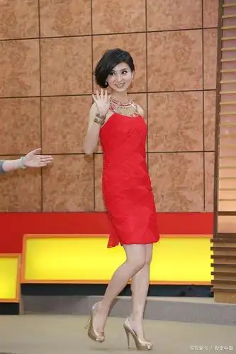 "沈眉庄"斓曦,时尚曦:短发长腿更显年轻活力,清爽干练!