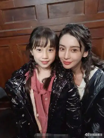 baby王安宇与小演员合照曝光baby的脸几乎和小演员的一样大小