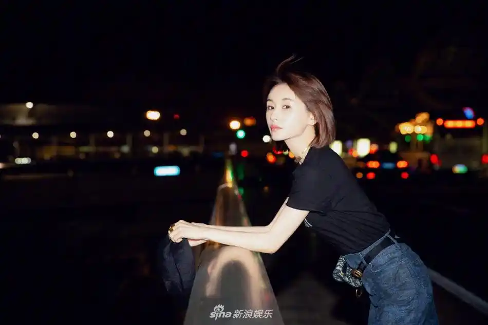 王子文夏季最酷穿搭黑t配牛仔裙网友你确定身高没170cm