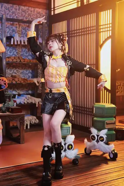 赖美云黑色皮短裙美腿性感写真_身材_网友_超越