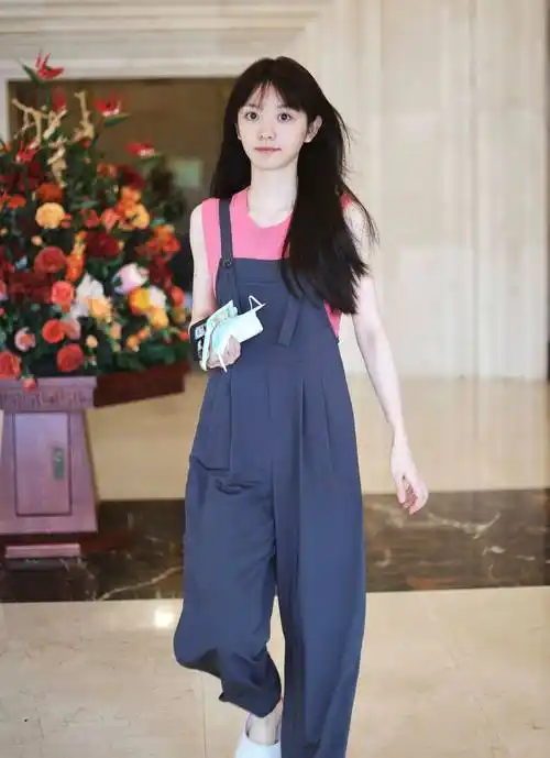 身高却有170cm长着一张甜妹脸凭借《卿卿日常》跃入大众视野还有小花