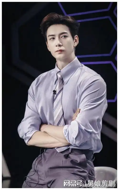 看看男演员们的腹肌一个比一个帅!