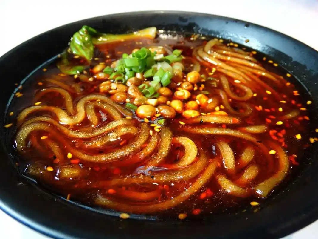 老外来中国的最爱之一就是 酸辣粉 ,里面有加烟熏肉,炸花生仁,薯粉