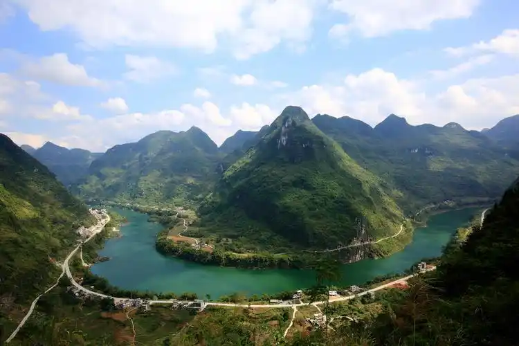 此大湾地处广西都安县菁盛乡境内,站在文华坳口往下望,红水河如千里来