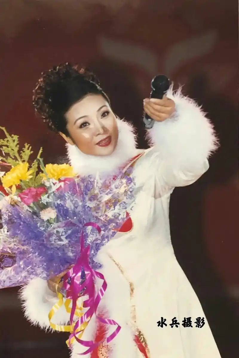 水兵摄影:中国女高音歌唱家-李丹阳.【李丹阳简介选自网络】  - 抖音