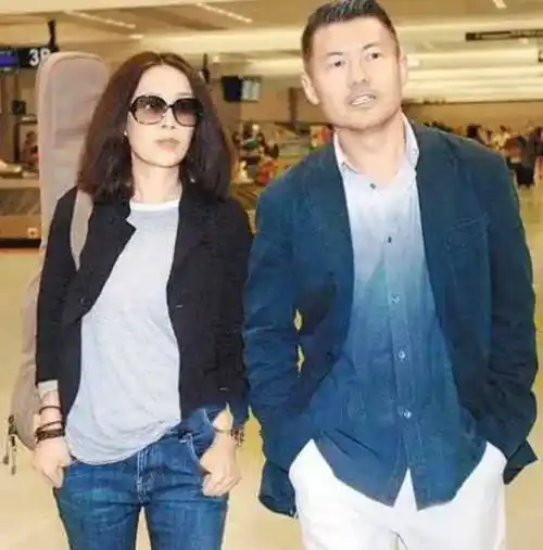 原创那英和老公一起变小女人穿着简约低调少了些霸气多了些温柔