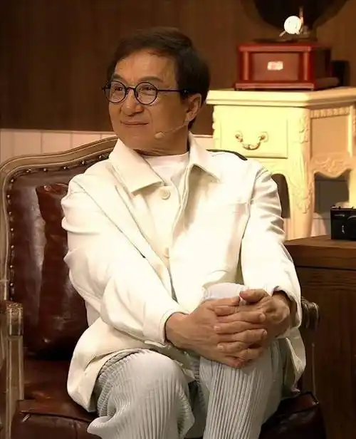 68岁成龙直播首秀,穿白衣戴眼镜活力满满,与谢霆锋连麦似同龄人!