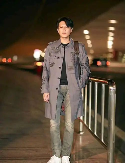 靳东30岁后的发型告诉我们(方脸大叔的帅气得靠留对发型体现来看看吧)