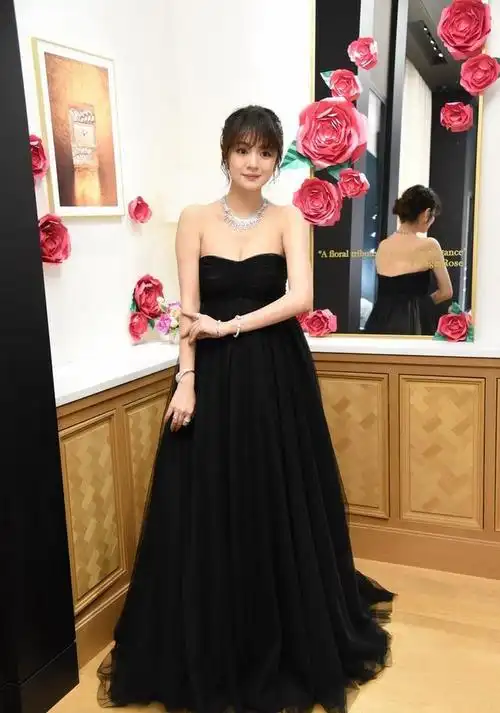 安以轩穿黑色礼服出镜,戴"亮银色"首饰挺招摇,真是有"钱"范