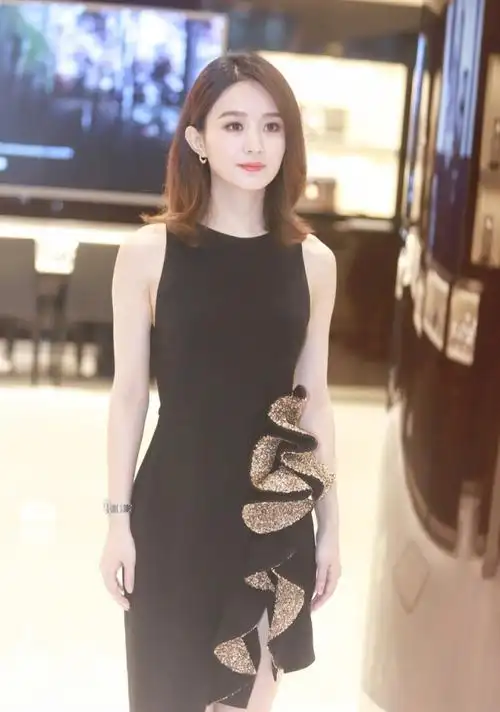赵丽颖生娃后也太美了,穿黑色连衣裙配锁骨发,高贵大气又优雅