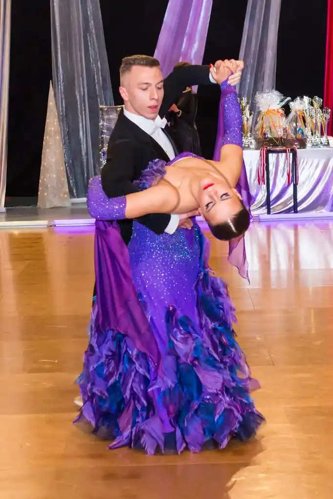 舞者跳舞跳的慢华尔兹舞蹈征服