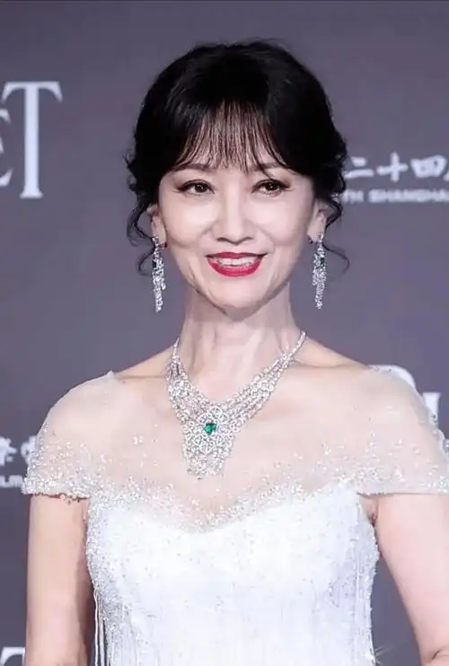 没经过专业团队精修的照片,赵雅芝的少女感就没那么显眼了.